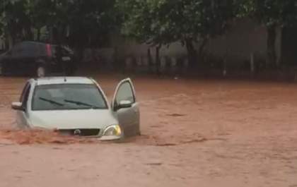 Família vive momentos de tensão ao ter o veículo preso nas águas da chuva em rua de Três Lagoas