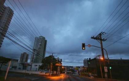 Céu nublado, chuva e termômetros que marcam até 30°C nesta 2ª-feira