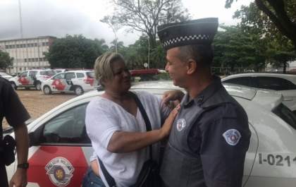 Policial pula da viatura e entra em veículo sem freio para evitar acidente