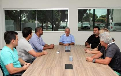 Jorginho recebe familiares de ex-jogador do Santos que pretende investir em TL