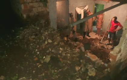 Deslizamento de terra atinge casa com três pessoas em cidade de MS