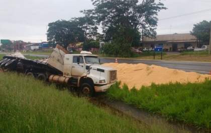 Caminhão tomba e carga de milho se espalha por Rodovia