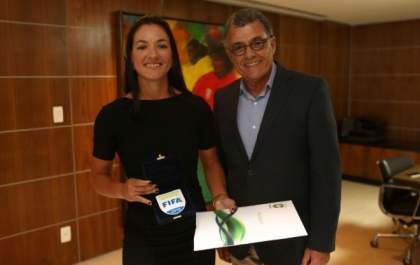 Árbitra de Três Lagoas recebe insígnias da FiFA e viaja para sua primeira competição internacional