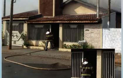 Polícia entra na casa em chamas para salvar homem que colocou fogo