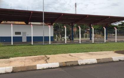 Bandidos agridem e ameaçam jovem de morte, mas o liberam após descobrirem ter pego a pessoa errada