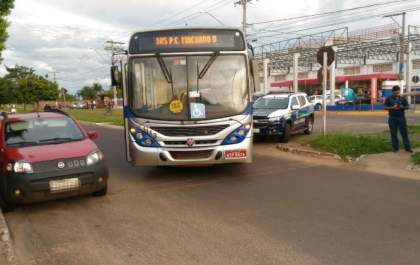 Ônibus e viatura da Polícia Militar se envolvem em acidente na Capital