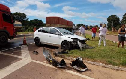 Carro com mãe e 2 bebês na cadeirinha bate em carreta ao cruzar a BR-163