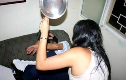 Whats: esposa flagra mensagem de uma ex do marido e o agride com socos