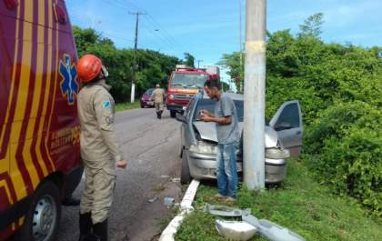 Pane nos freios faz motorista perder controle e bater carro em poste