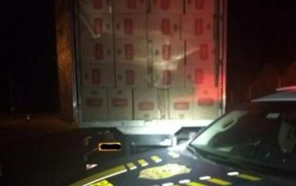 Homem é flagrado transportando cigarros paraguaios em caminhão roubado