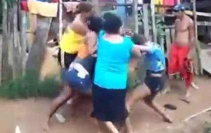 Mulher arremessa cadeira contra marido e arrasta filha pelos cabelos