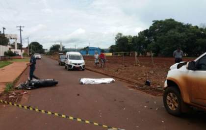 Motociclista não respeita sinalização, colide contra camionete e acaba morrendo