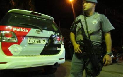 Dono de bar fica durante assalto com faca no pescoço em Castilho