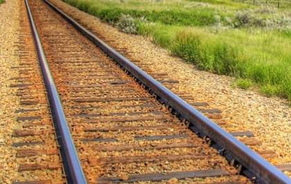 Idoso tem perna amputada após ser atropelado por locomotiva