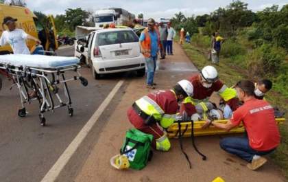 Colisão frontal na BR-163 deixa três pessoas feridas; uma em estado grave