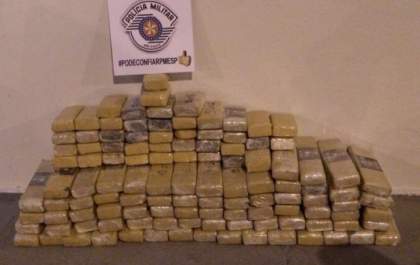 Homem é preso por tráfico com carregamento de maconha escondido na lataria do carro