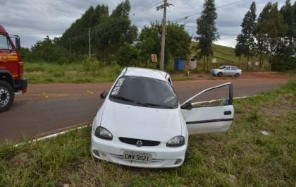 Jovem capota veículo na BR-262 após perder controle da direção