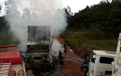 Carreta carregada com toras de eucalipto pega fogo em vicinal de Três Lagoas