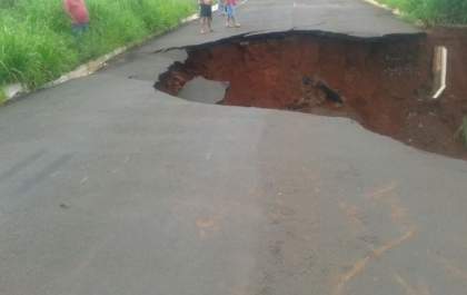 Estragos na pista faz mais uma rodovia ser totalmente interditada