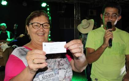 Prefeita Fátima entrega duas motos do IPTU Premiado durante show