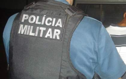 Ao ter carona negada por PMs, rapaz xinga militares e vai a delegacia