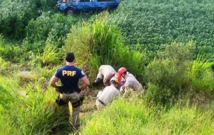 Homem é socorrido em estado grave após carro furtado capotar na BR-463