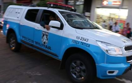 Criança encontrada na rua pode ter fugido por buraco na parede de casa