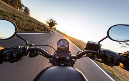 Mulher tem motocicleta furtada da garagem de residência