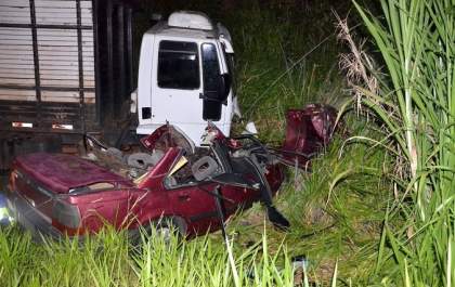 Motorista morre vítima de acidente entre carro e caminhão na SP-294