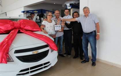 Ganhadora da ação entre amigos da Igreja retira carro em concessionária mas não tem habilitação