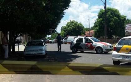 Homem esfaqueia policial e morre baleado