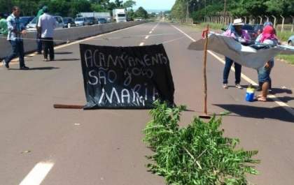Sem-terra bloqueiam MS-141 para pressionar Incra por assentamento