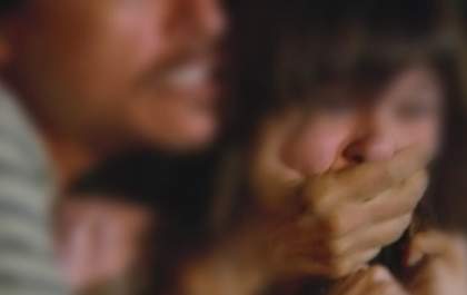 Mulher é arrastada para terreno baldio e estuprada por dois homens