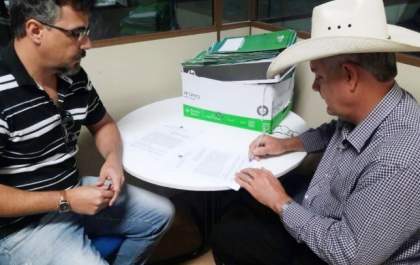Prefeito assina convênio na Educação e se reúne com técnicos da Agesul