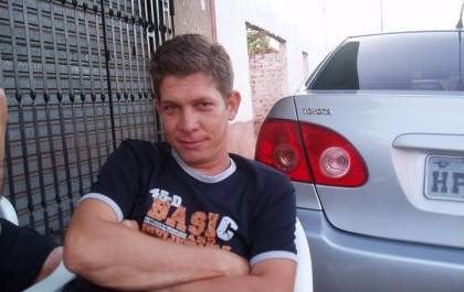 Motociclista de 44 anos morre ao ser atingido por carro durante chuva