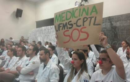 Alunos de medicina comemoram acordo que garante estágio entre UFMS e Auxiliadora