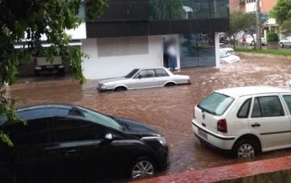 Chuva intensa deixa ruas alagadas em Adamantina