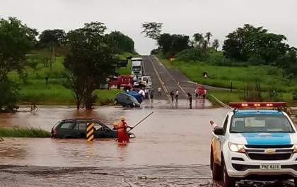 Água da chuva invade Rodovia e encobre carros