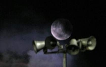 Mesmo em noite nublada, superlua encanta admiradores quando aparece