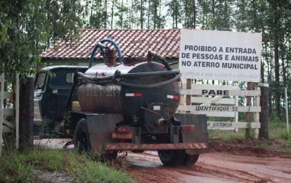 Água Clara joga todo esgoto escondido, numa vala na mata