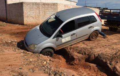Por ironia do destino, carro da Prefeitura de Jales cai em buraco
