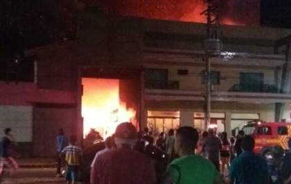 Incêndio destrói mercado de frutas na fronteira com o Paraguai