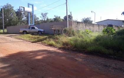 Bandidos invadem empresa, trancam funcionário e roubam caminhões