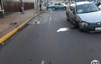 Motorista embriagado atropela motociclista, foge e só para após bater em poste
