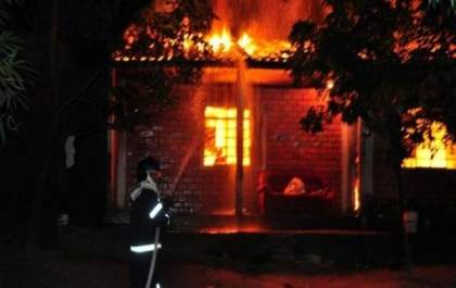 Fogo destrói móveis e telhado em residência de alvenaria em Coxim