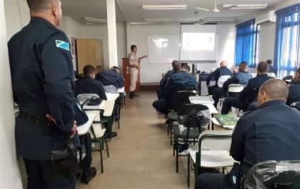 Bombeiros ministram instrução de atendimento pré-hospitalar para alunos do curso de cabos da PM