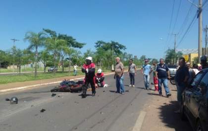 Grave acidente envolvendo duas motos interdita trânsito em avenida