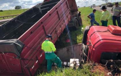 Carreta invade canteiro central e bate em túnel na Rondon de Castilho