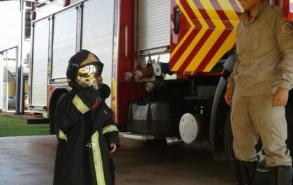Corpo de Bombeiros em Três Lagoas recebe visita de criança que tem sonho de ser bombeiro