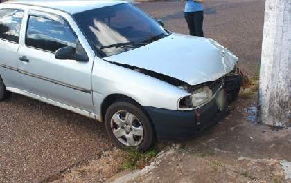 Carro desgovernado desce rua, atropela idosa e bate em poste de iluminação em Dracena